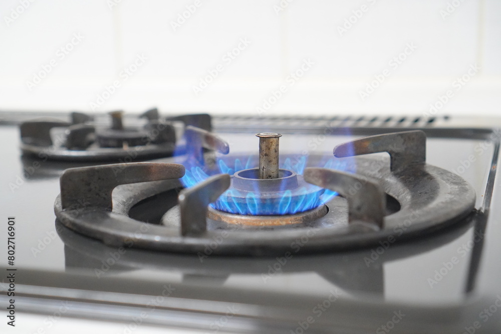 買い替えたばかりの新しいガスコンロ。火をつけてみた。 Stock Photo Adobe Stock