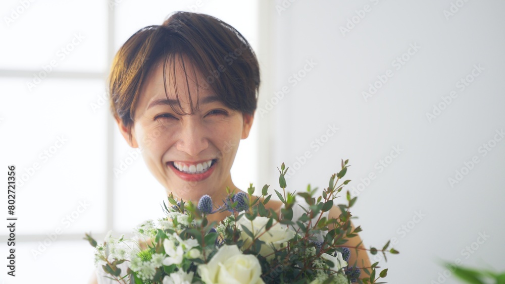 ブーケを持つ40代女性