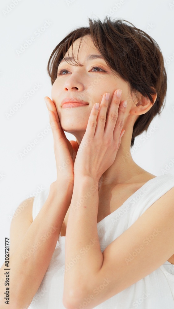 日差しを浴びる40代女性 スキンケア 日差しを浴びる40代女性 スキンケア