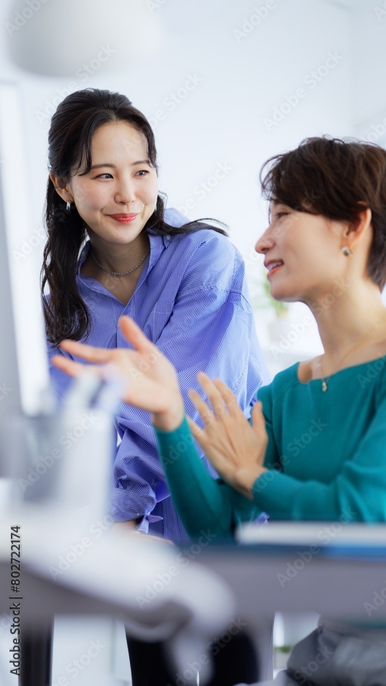 仕事をする女性ビジネスパーソンたち 仕事をする女性ビジネスパーソンたち