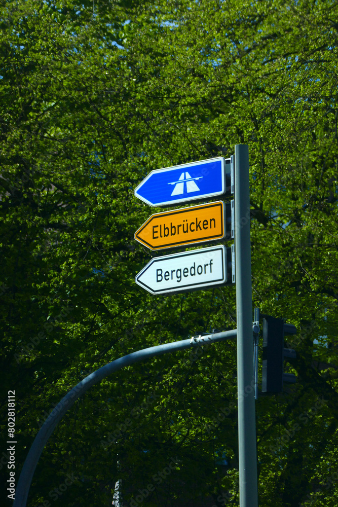Pfeilwegweiser Richtung Autobahn Elbbrücken Bergedorf