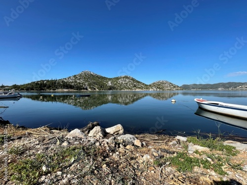 Paysages de Croatie, bouches méditerranée, village de pêcheur, lac photo