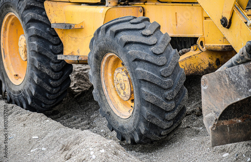 Baumaschinen arbeiten auf Sand.