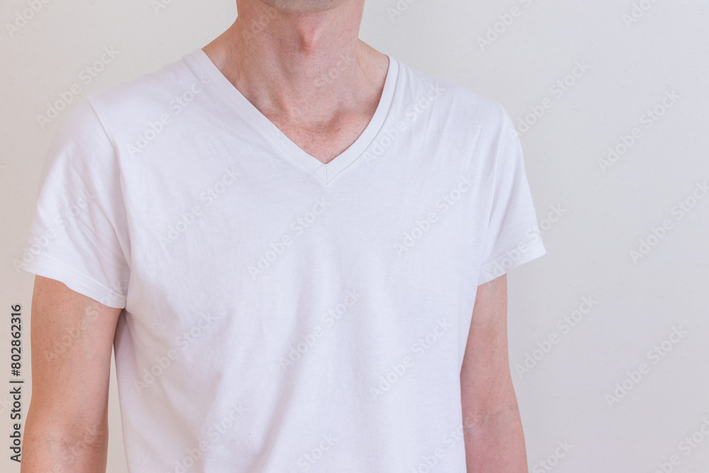 白の肌着を着た細身の男性 白の肌着を着た細身の男性