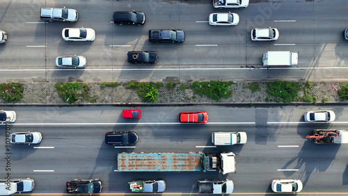 Foto A bustling motorway during rush hour, captured from above by a drone, reveals a sea of vehicles trapped in a never-ending traffic jam