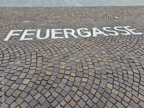 schriftzug auf einer strasse feuergasse