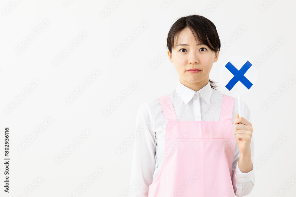 NGサインのエプロン姿のアジア人女性02 NGサインのエプロン姿のアジア人女性02