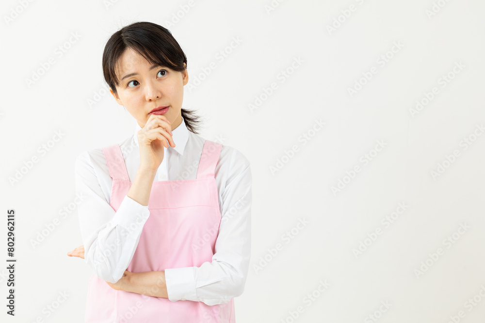 考えるエプロン姿のアジア人女性01 考えるエプロン姿のアジア人女性01