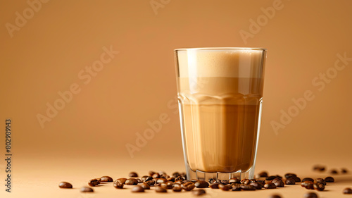 Kaffe mit Milch und Sch  um.