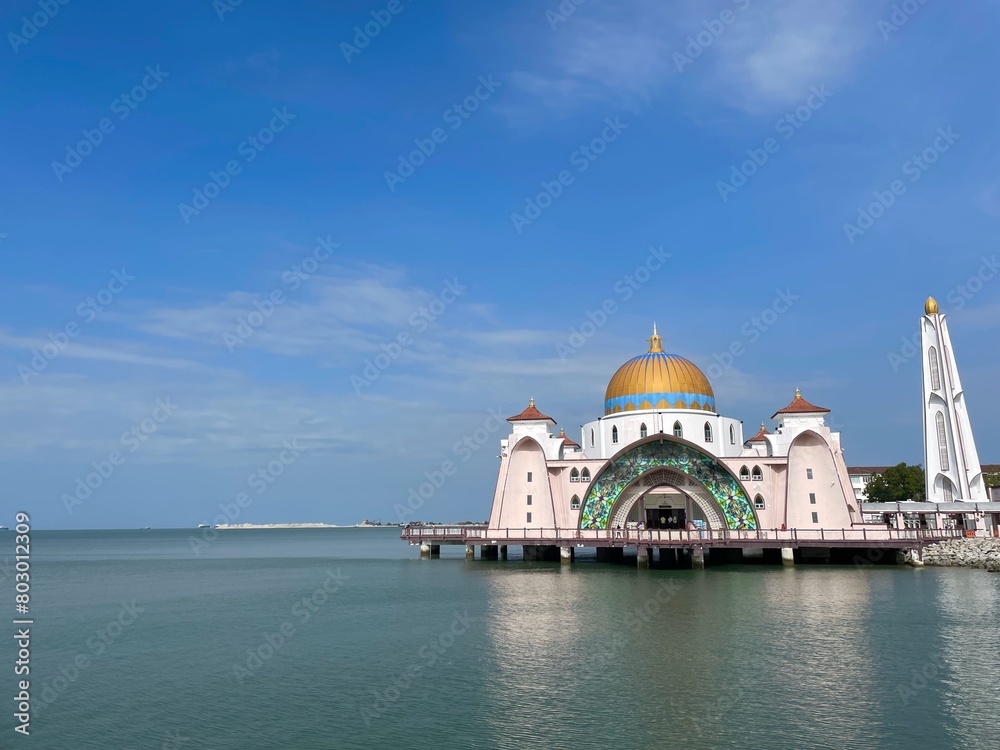 海に浮かぶマラッカ海峡モスク
