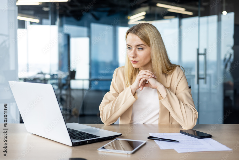Obraz premium Businesswoman concentrating on her projects in a modern office