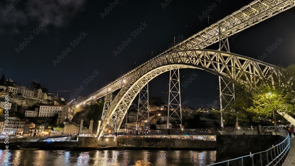 Obraz premium Miasto Porto w Portugalii i jego architektura