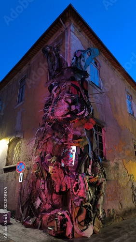 Obraz królika na budynku w Porto w Portugalii