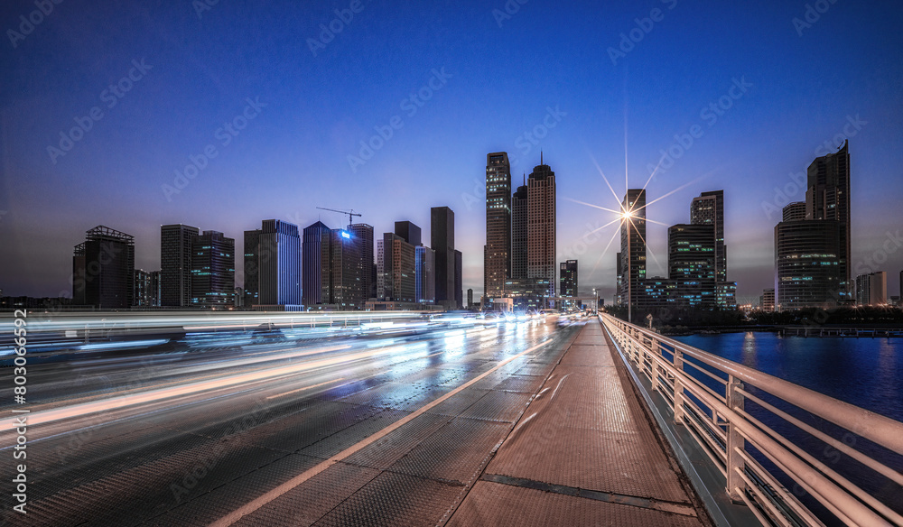 Fototapeta premium Streaking City Lights and Starburst Streetlamps