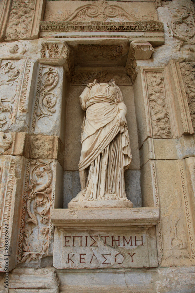 Obraz premium Statue at the Celsus Library in Ephesus, Selcuk, Izmir Turkey.