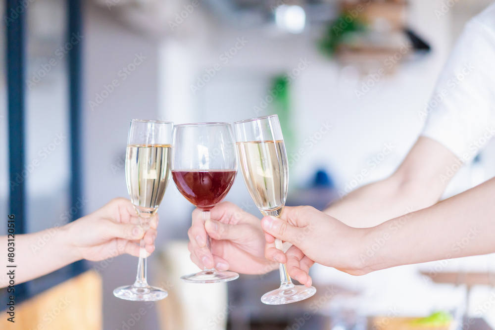 ワイングラスで乾杯をする若い男女 ワイングラスで乾杯をする若い男女