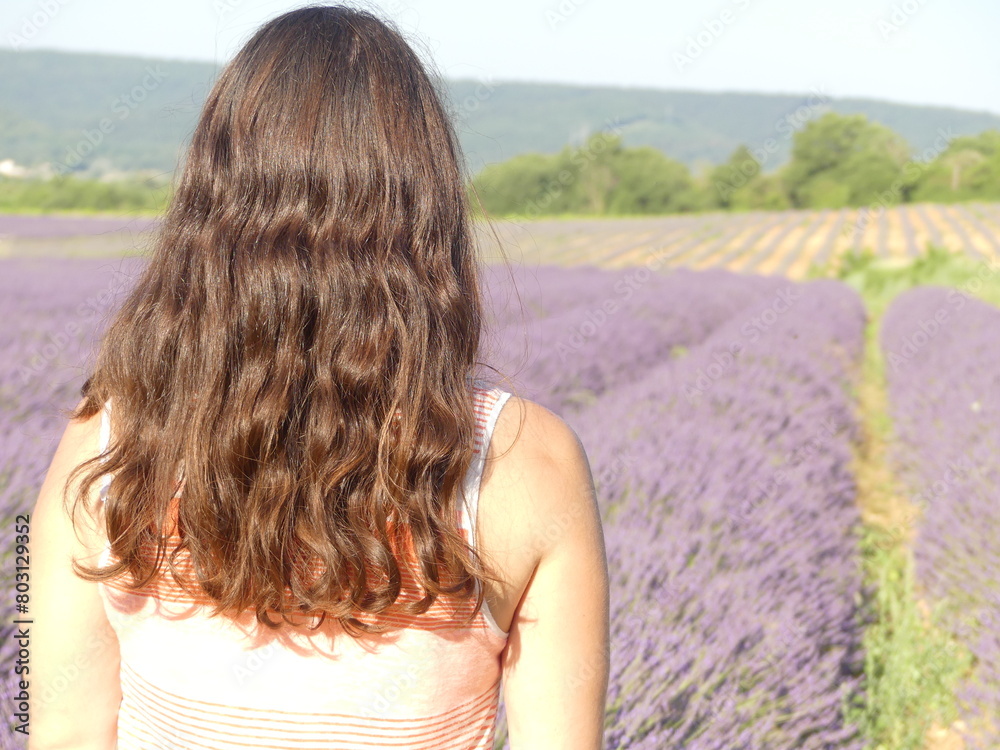 Jeune femme dans un champs de lavande