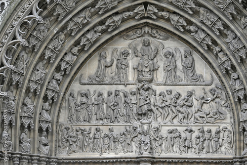 Anversa  la cattedrale di Nostra Signora  dettagli della facciata e del portale - Fiandre  Belgio