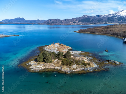 Obraz na płótnie Drone shot over the islands of Storoya, Hestoya, Amnoya and Gronnoya in Nordland county, Norwa w salonie