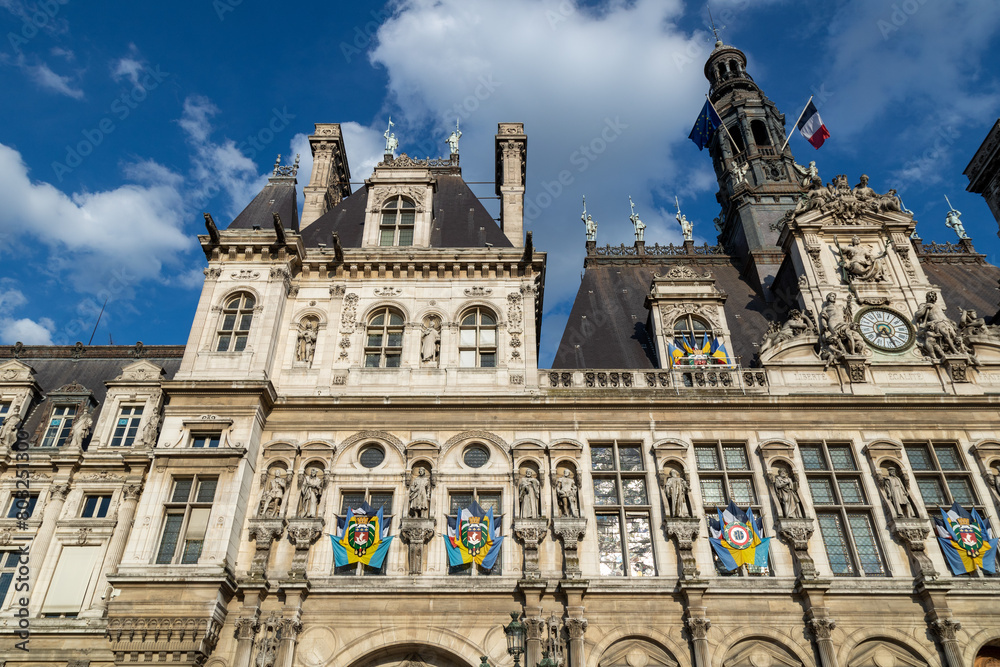 Obraz premium Hôtel de Ville (Paris City Hall). Paris 2024 Olympic and Paralympic Games. Sculpture of the Olympic rings in the main square, Paris, France