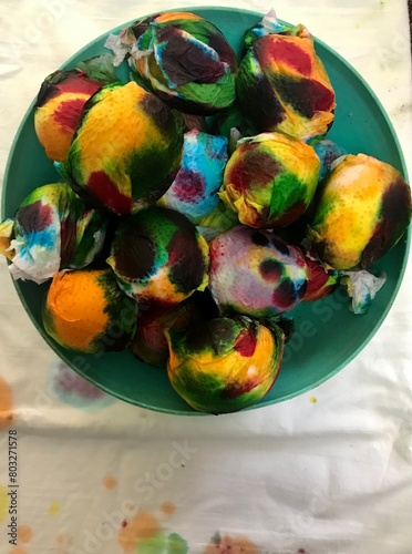 Dyeing eggs for Easter. How to paint
