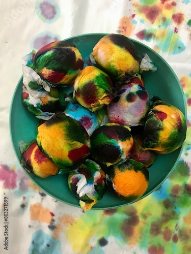 Dyeing eggs for Easter. How to paint
