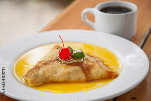 Obraz na płótnie Crepas con leche condensada y amaranto