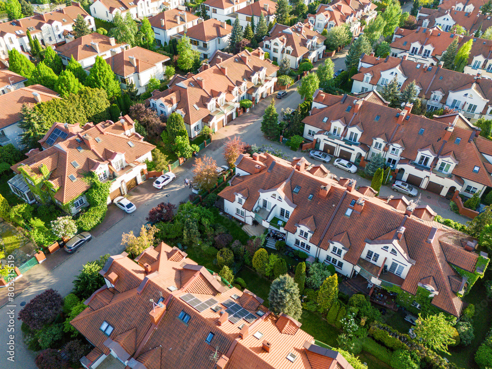 Obraz premium Osiedle domów jednorodzinnych z czerwonymi dachami