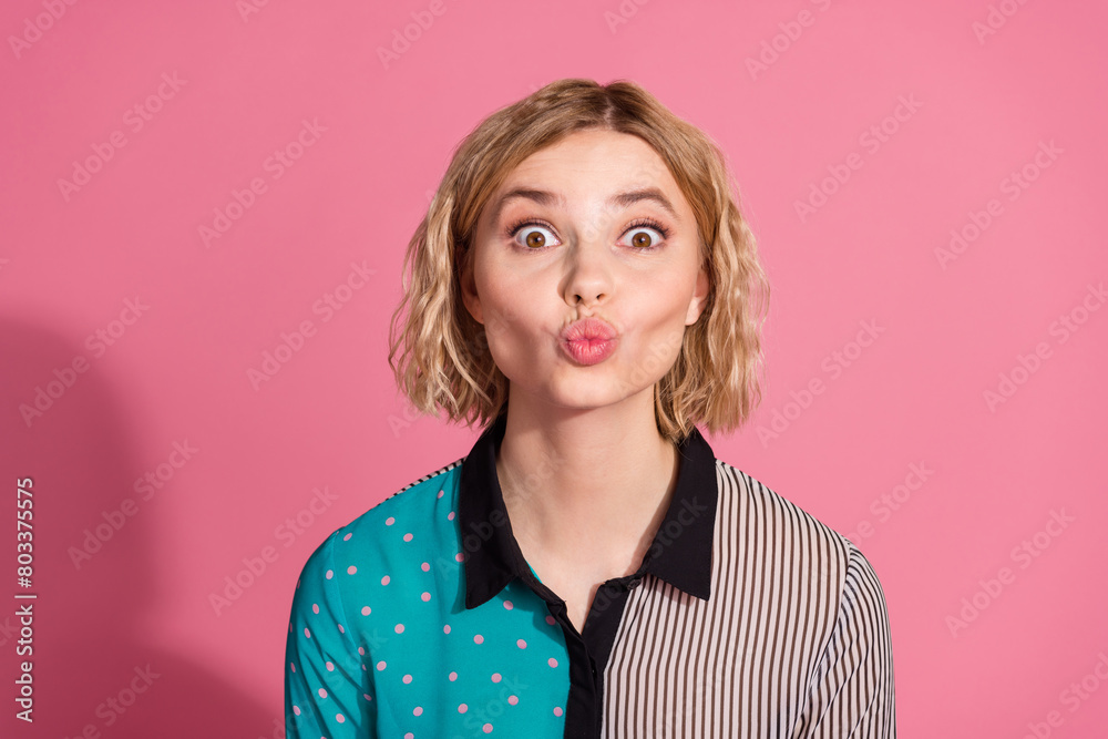 Photo portrait of pretty young girl closed eyes kiss cute girlfriend wear trendy striped cyan outfit isolated on pink color background Photo portrait of pretty young girl closed eyes kiss cute girlfriend wear trendy striped cyan outfit isolated on pink color background