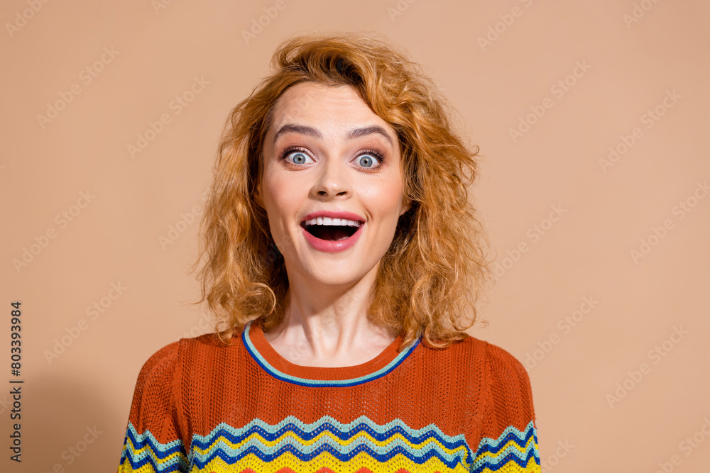 Φωτογραφία Portrait of impressed ecstatic girl with ginger hairdo wear knit t-shirt astonis