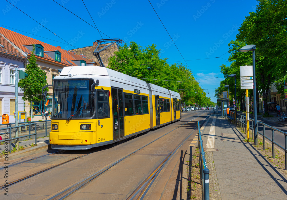 Berlin Friedrichshagen moderne Tram der Linie 61 in der Berliner Bölschestr Ecke Müggelseedamm Öpnv Berliner Öffentlicher Nahverkehr Strassenbahn im Bezirk Köpenick Bahnlinie zum Müggelsee Haltestelle