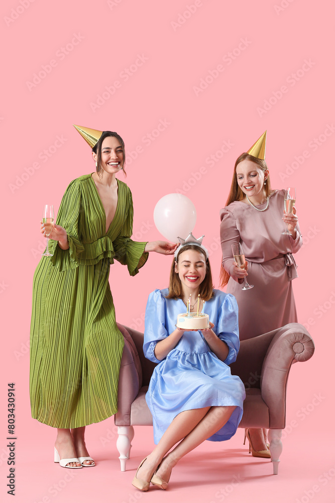 Obraz premium Female friends celebrating Birthday on pink background