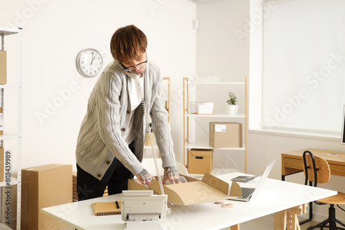 Young online store seller w...