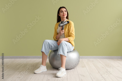 Young woman massaging her s...