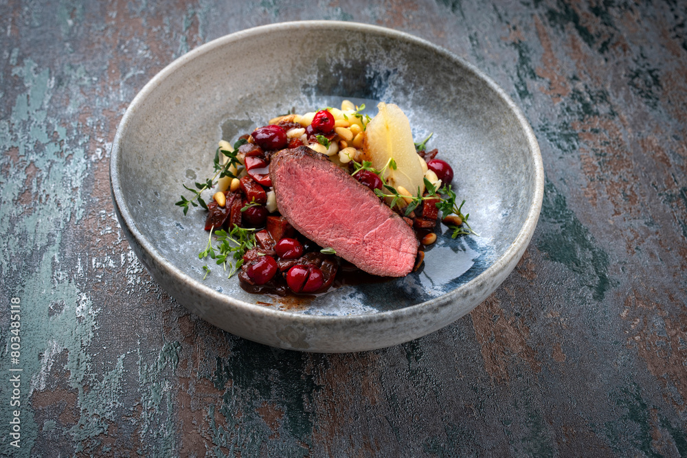 Traditionell gebratener Rehrücken mit Südtiroler mit Spätzle, Gemüse ...