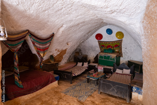 Valokuva Simple cozy Berber bedroom in Matmata cave dwelling with double bed for parents
