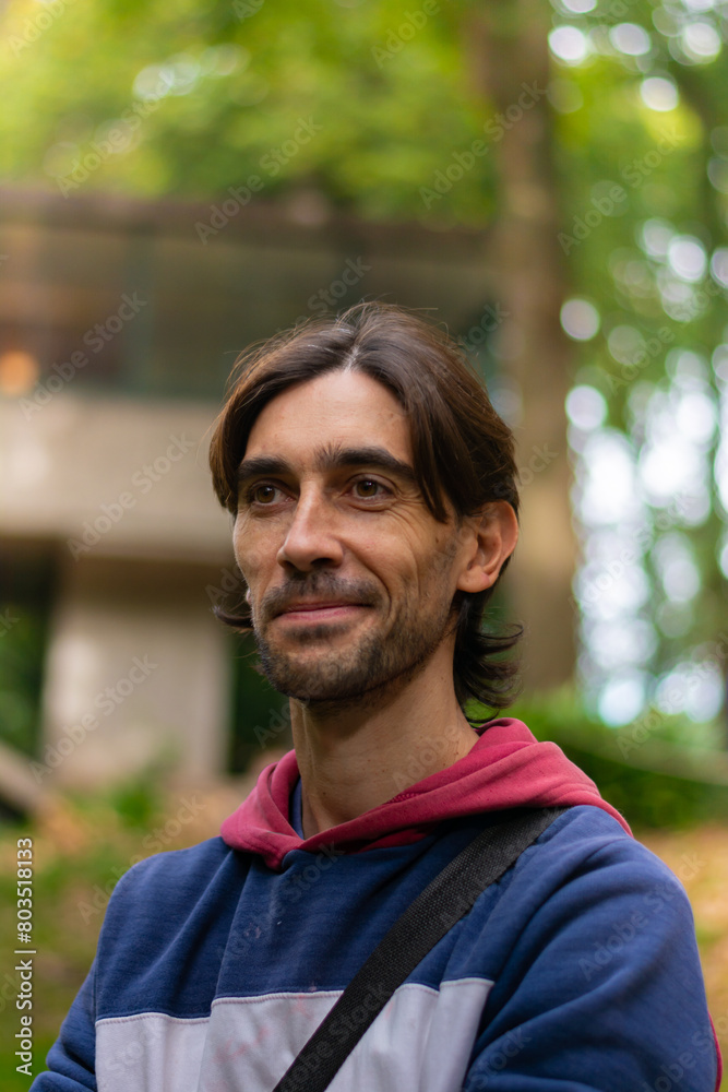 Rostro de hombre pensativo rodeado por la naturaleza verde. persona con bosque de fondo Rostro de hombre pensativo rodeado por la naturaleza verde. persona con bosque de fondo