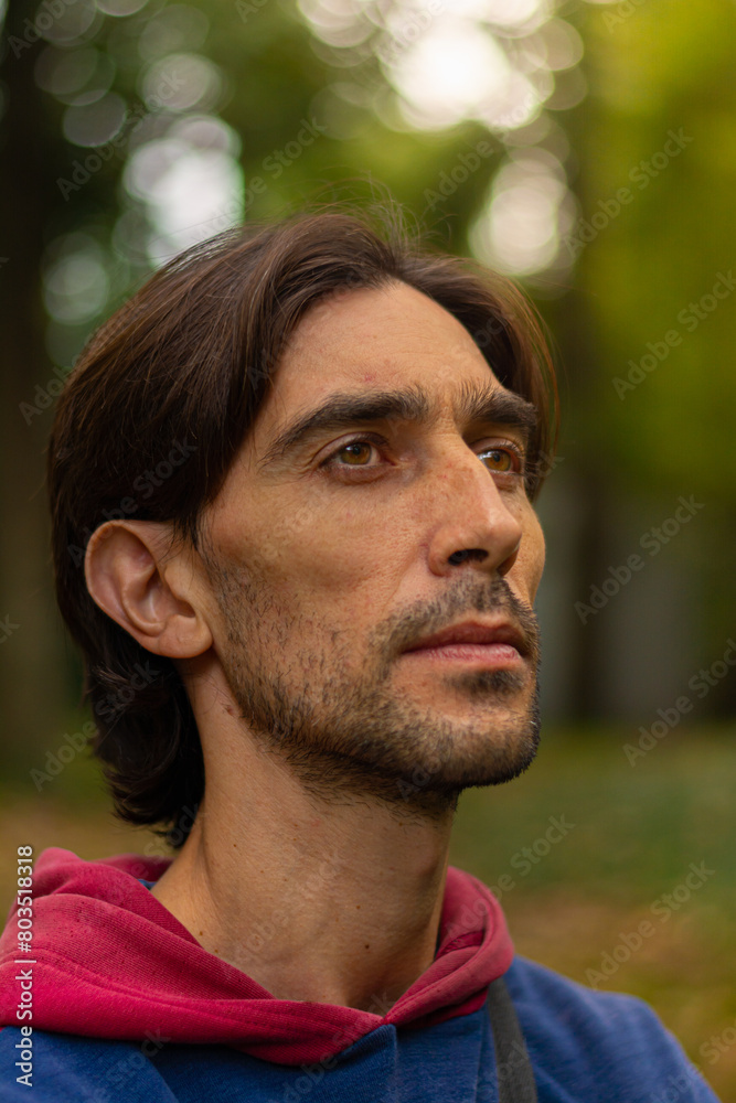 Rostro de hombre pensativo rodeado por la naturaleza verde. persona con bosque de fondo 