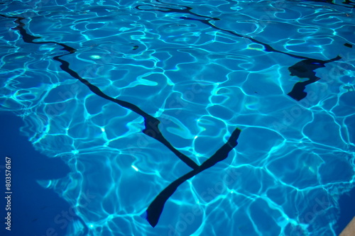 Formas de agua y luz en una piscina, motivo refrescante que se identifica con el verano photo