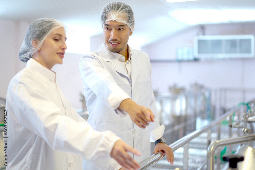 Obraz premium Scientists working - examining machines in factory.