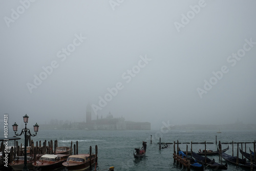 monumenti di venezia durante una giornata con una forte nebbia