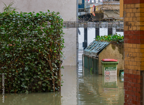 Hinterhof von einem Gebäude von einer Sturmflut überflutet am Hamburger Hafen photo