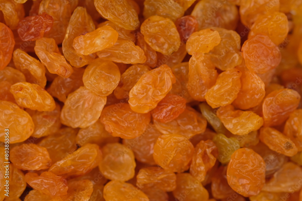 Raisins are made from grapes that go through a drying process. Raisins contain fiber, potassium, iron, minerals and antioxidants. Golden raisin. Kismis. Raisins are made from grapes that go through a drying process. Raisins contain fiber, potassium, iron, minerals and antioxidants. Golden raisin. Kismis.