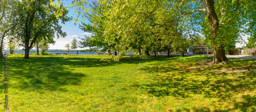 Berlin Friedrichshagen, grüne Parkanlage Müggelpark am Ufer des Müggelsees xxl Weitwinkel Panorama Berliner Parkanlage am Müggelsee grüner Park Berlin Friedrichshagener Sommerwetter Treptow Köpenick 