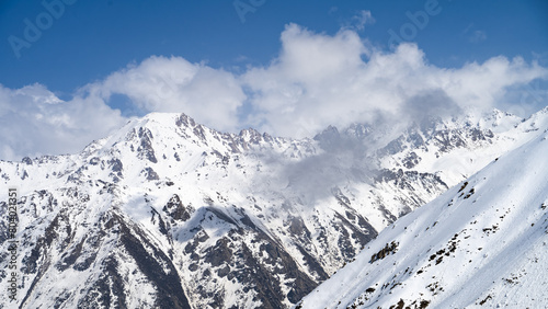Cuadro en lienzo winter in the mountains. snowy mountain peaks
