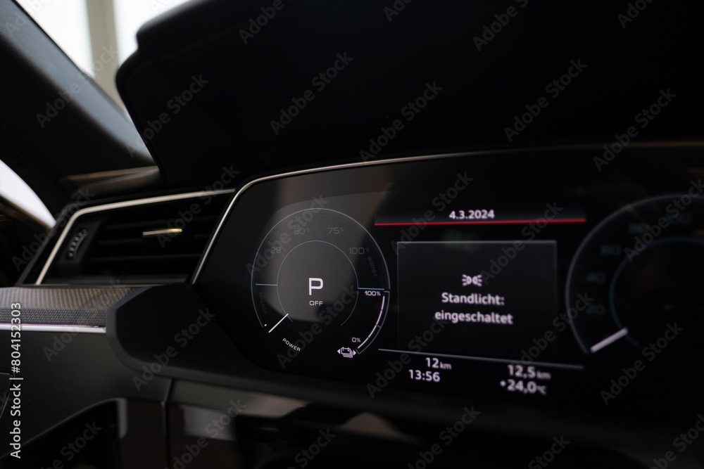 instrument panel, dashboard, digital gauge cluster Audi Q8 Sportback e ...
