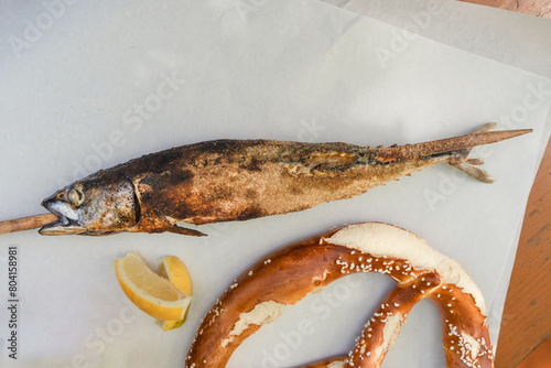 Traditioneller Steckerlfisch mit Brezel im Biergarten: Bayerische Spezialität