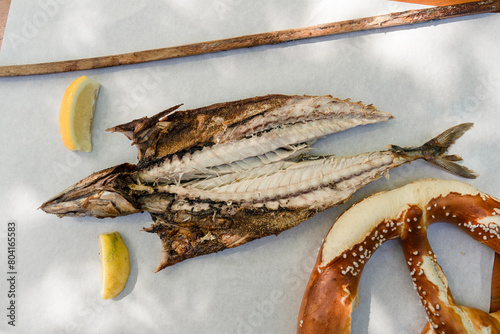 Steckerlfisch mit Brezel: Genussvolles Essen im Biergarten