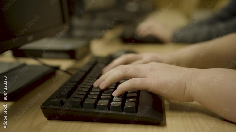schreinern auf einer Tastatur