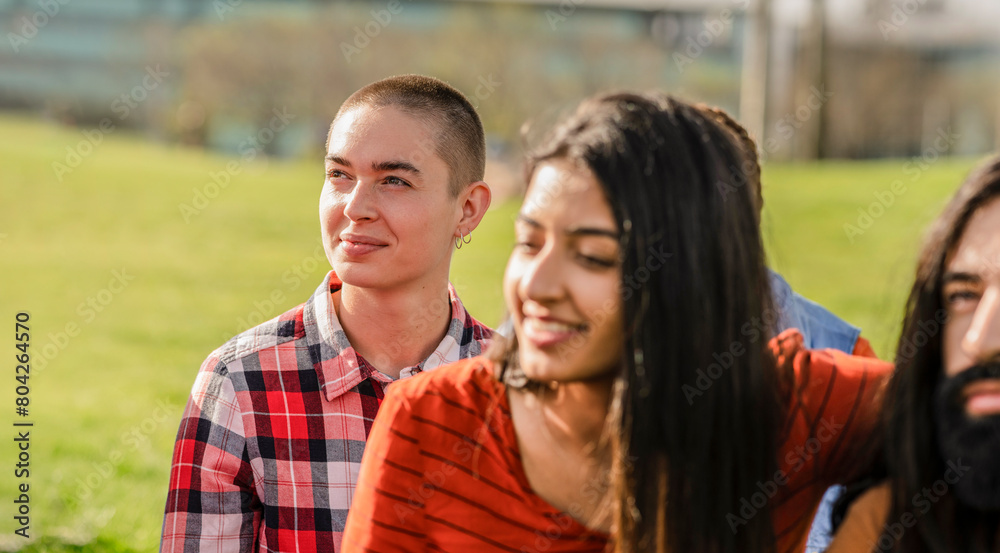 Naklejka premium Young Friends Enjoying a Sunny Day in a Green Park
